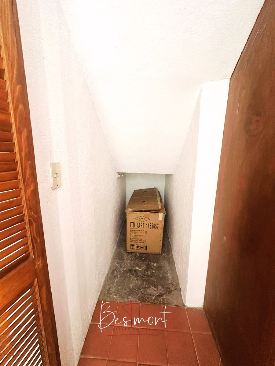 15 de 27: Bodega bajo escalera