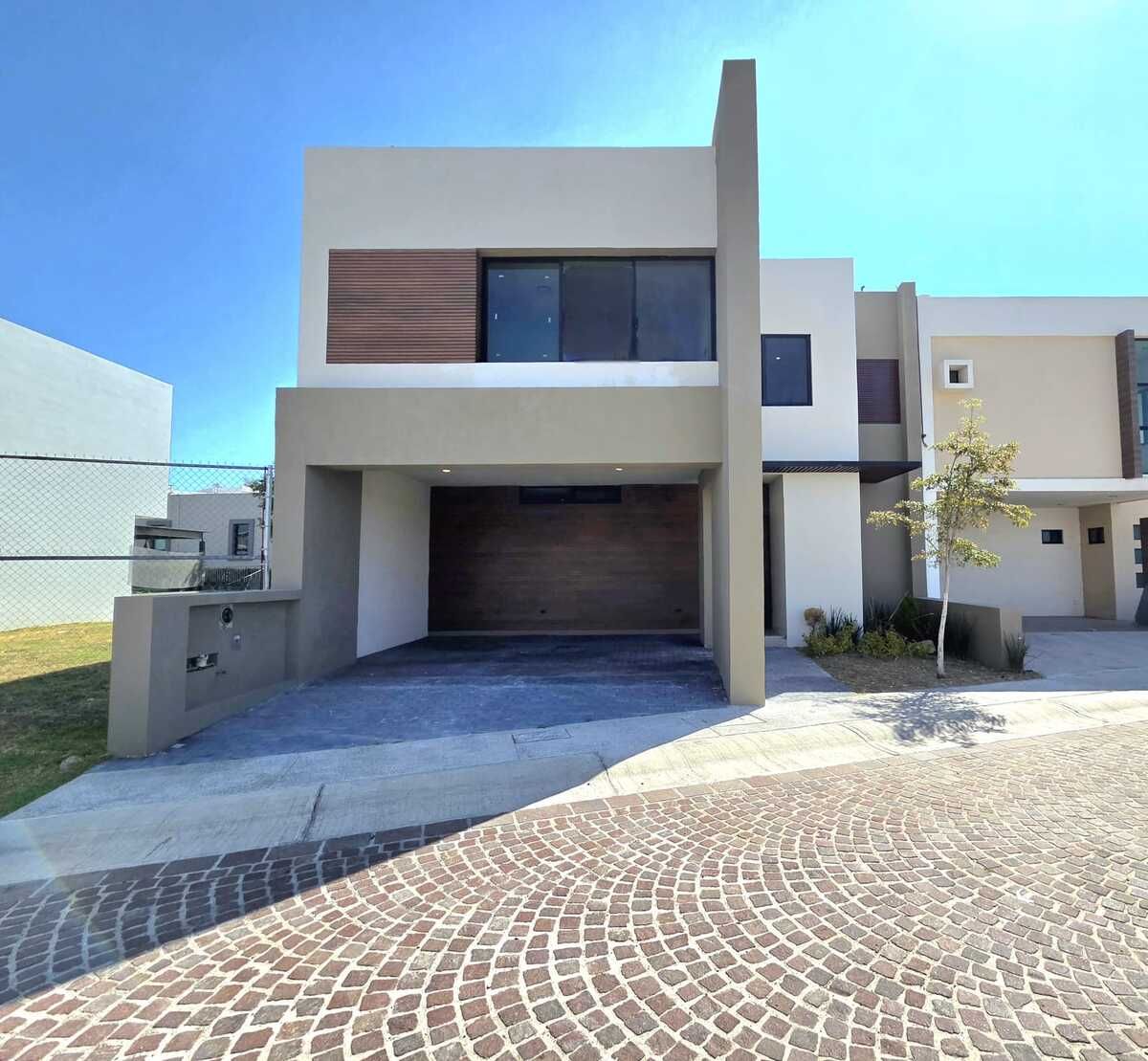 2 de 28: Fachada de frente