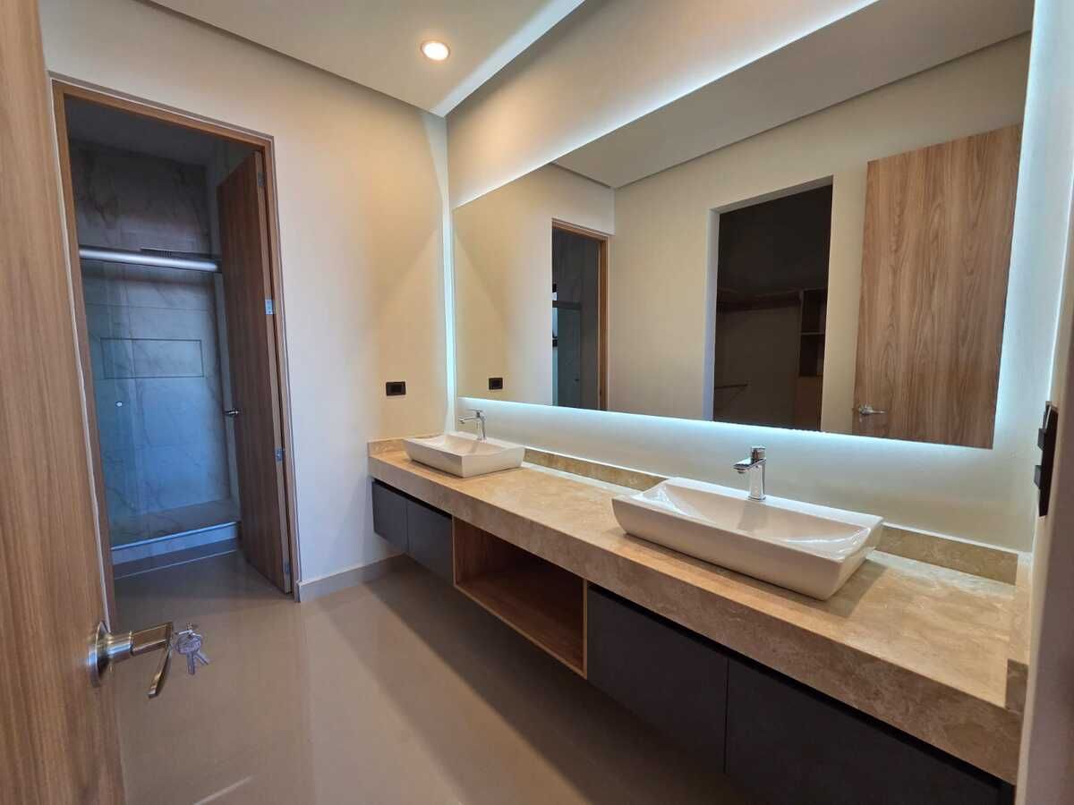 17 de 28: Tocador de recamara principal