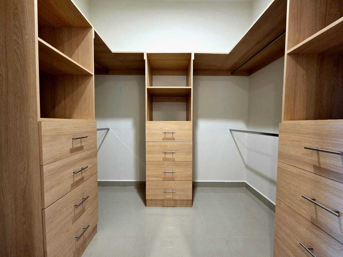 19 de 28: Vestidor principal