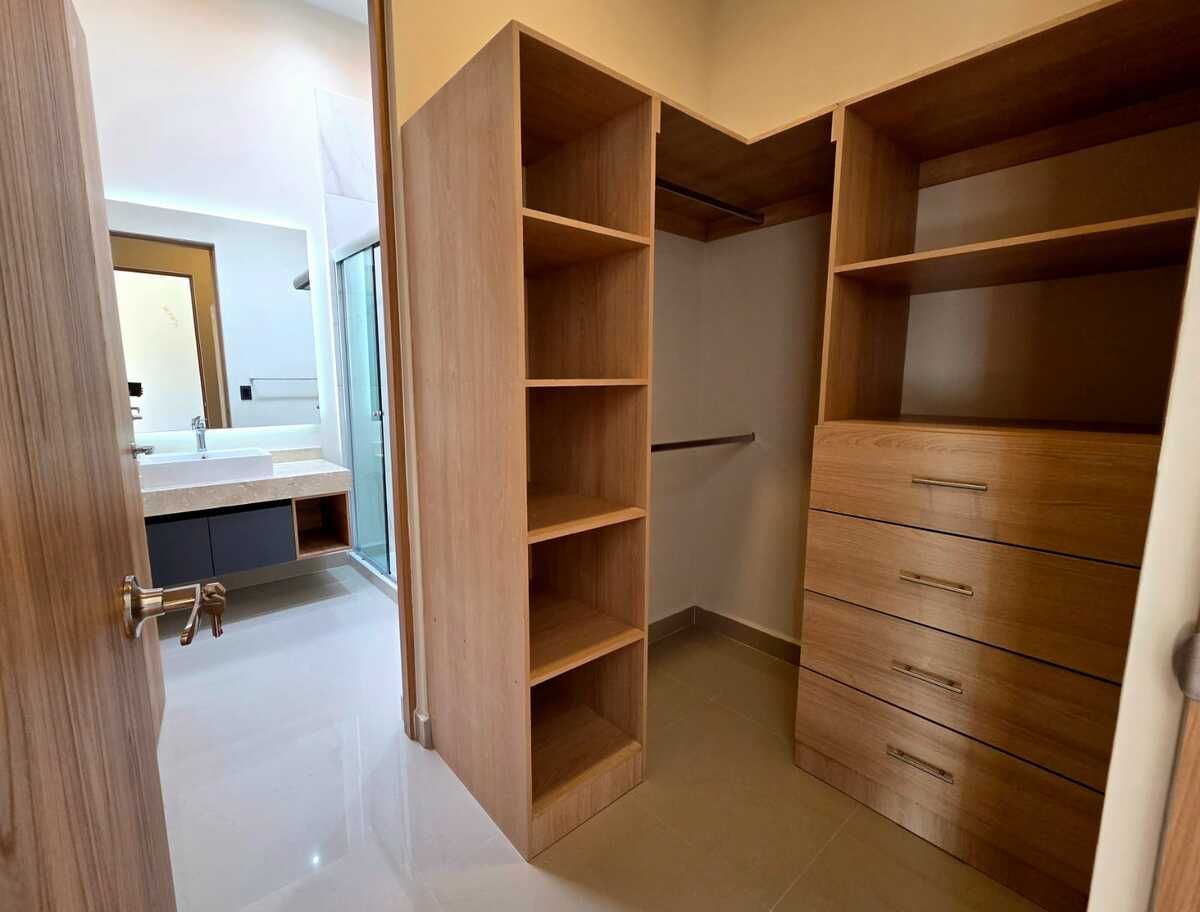 20 de 28: Vestidor y baño de recamara secundaria