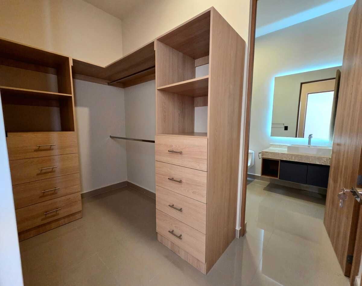 23 de 28: Vestidor y baño de recamara secundaria