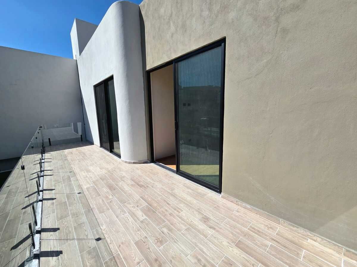 25 de 28: Balcón compartido de recamaras secundarias