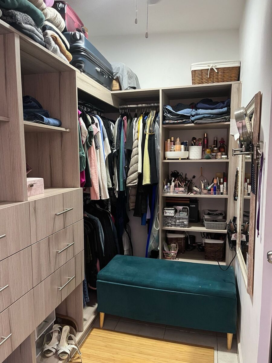 19 de 25: Vestidor de recámara principal.