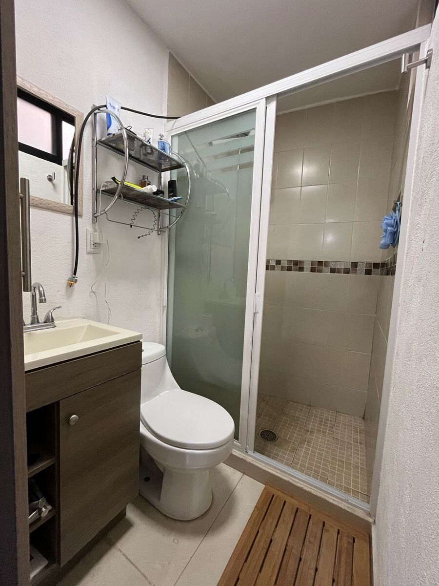 14 de 25: Baño de primer  recámara en planta baja.