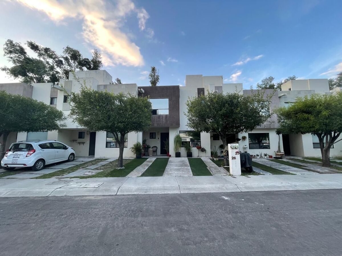 2 de 25: Fachada principal.