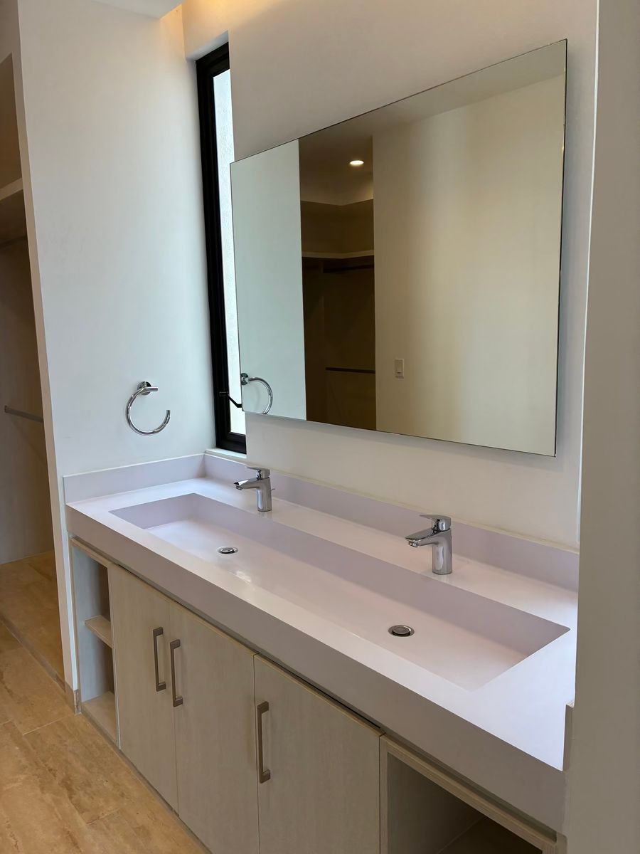 7 de 24: Baño de recámara principal