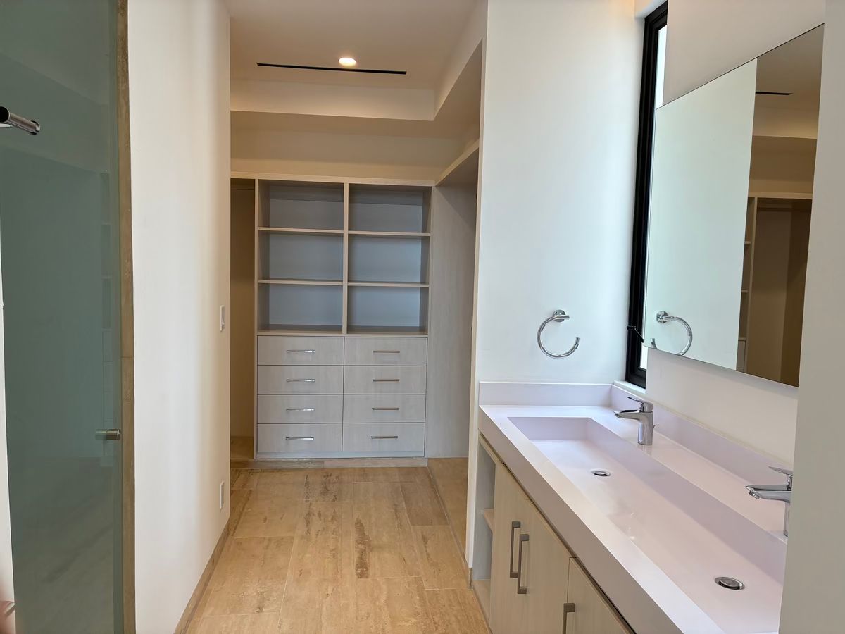 4 de 24: Baño con vestidor