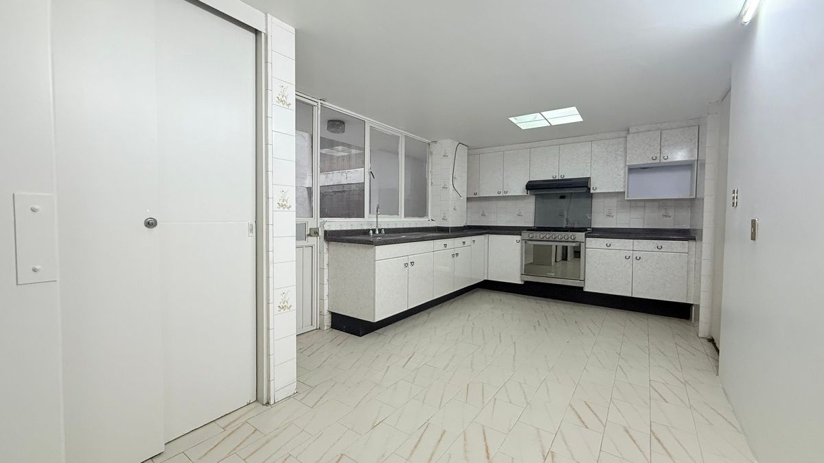 4 of 19: Alacena y mucho espacio