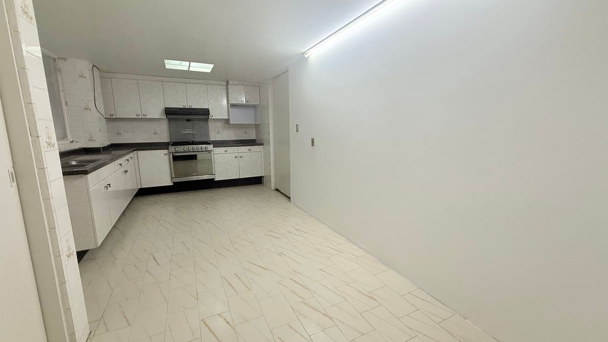 5 of 19: Espacio para desayunador