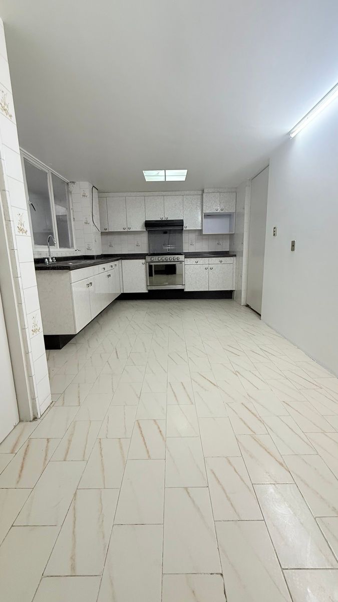 6 of 19: Salida a lavandería, cuarto y escaleras de servicios