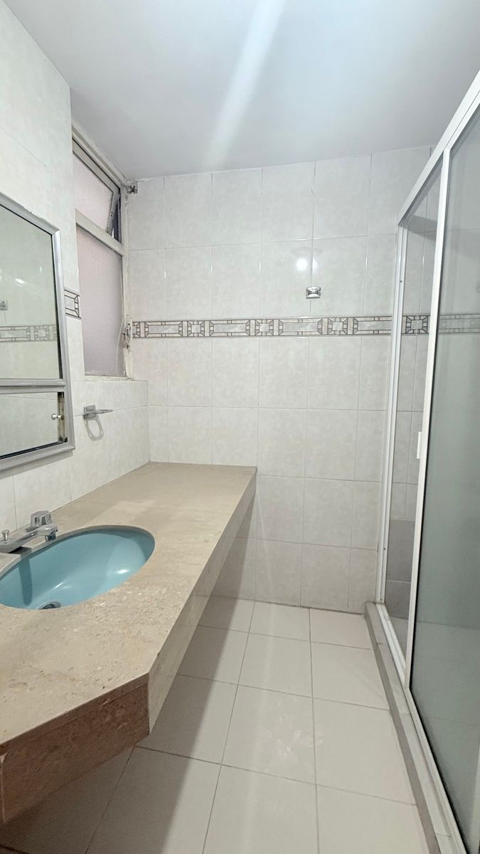 12 of 19: Baño compartido con ventilación natural