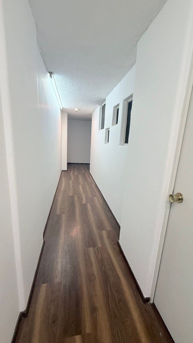 8 of 19: Pasillo a las recámaras