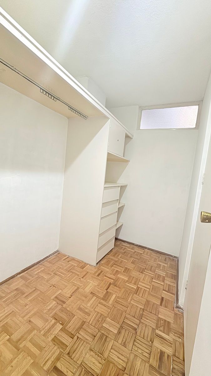 18 of 19: Vestidor de Recámara Principal