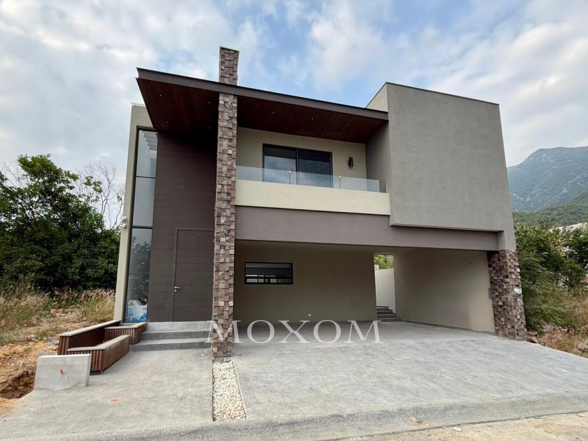 1 of 15: Fachada Principal