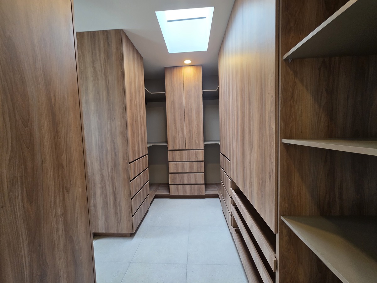 12 de 25: Vestidor master suite