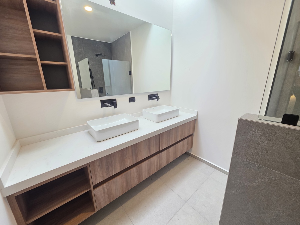 16 de 25: Baño completo para compartir