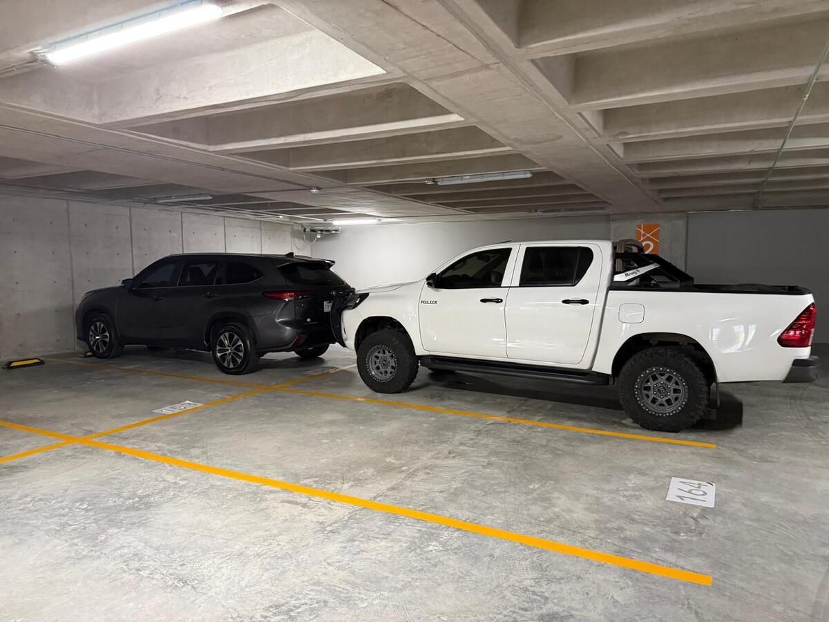 45 de 45: 2 lugares de estacionamiento, caben coches grandes