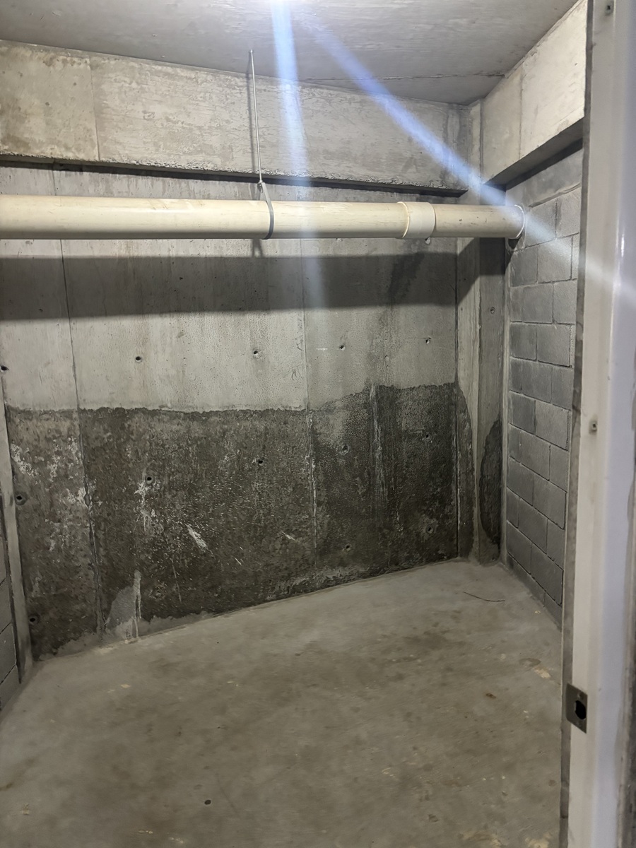 33 of 33: Interior Bodega