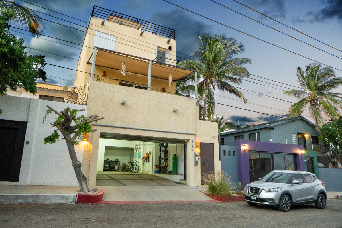 1 de 15: Fachada y Acceso a Garage