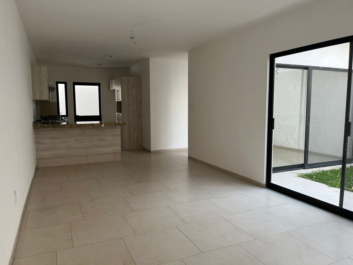 2 de 22: Vista de sala, comedor, cocina y jardín.