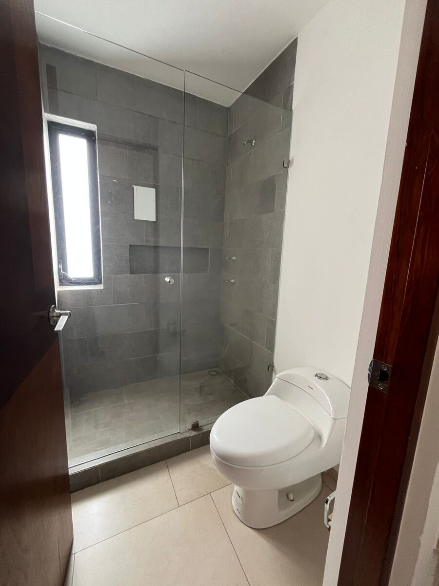 15 de 22: Segunda vista del baño.