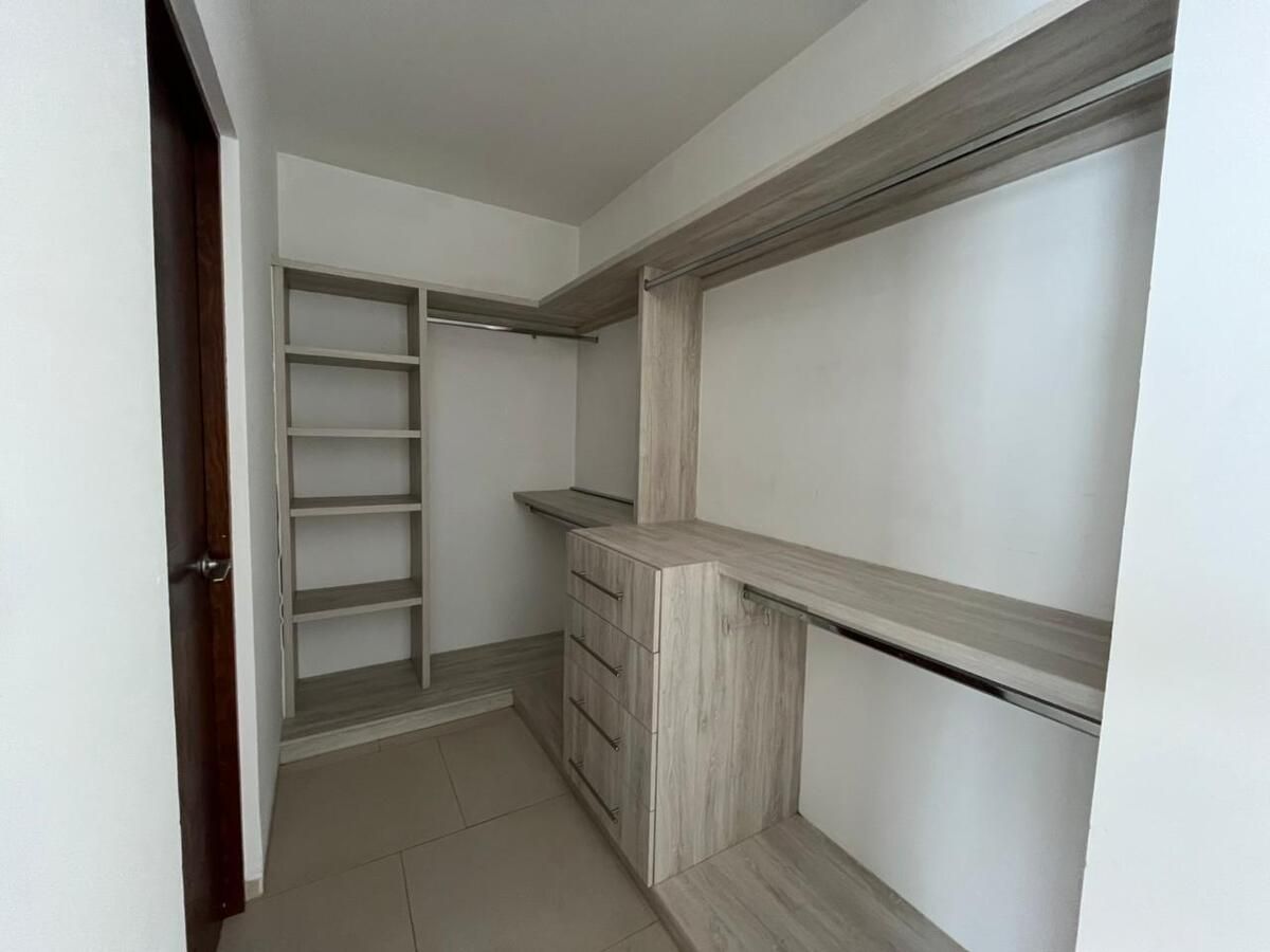 11 de 22: Vestidor  de recámara principal.