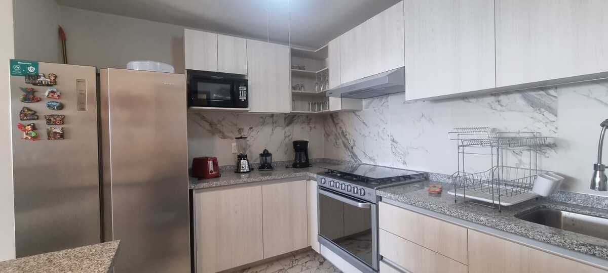 10 de 28: cocina integral con estufa, horno y campana de extracción