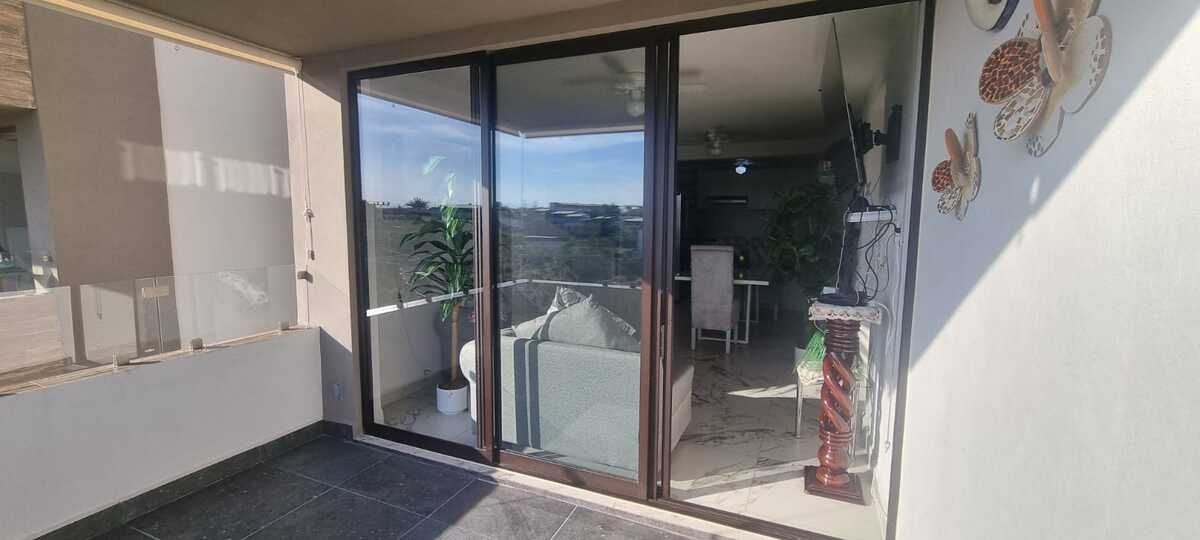 12 de 28: terraza con cancel de vidrio