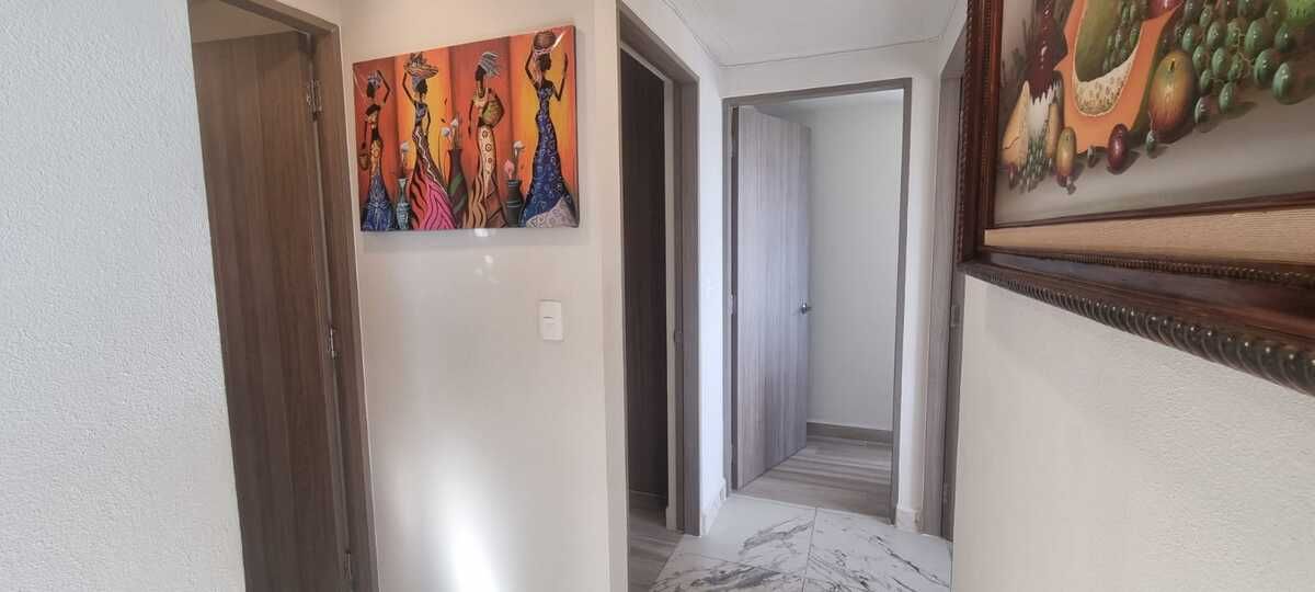 14 de 28: pasillo habitaciones y baño completo