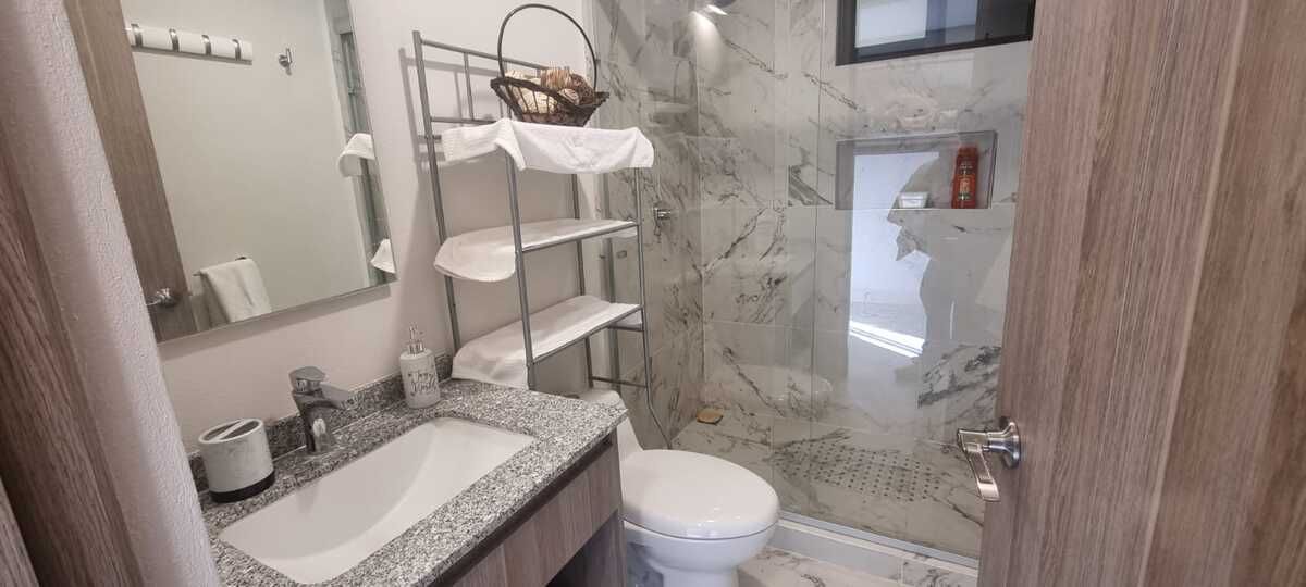 15 de 28: baño completo que comparten habitaciones secundarias