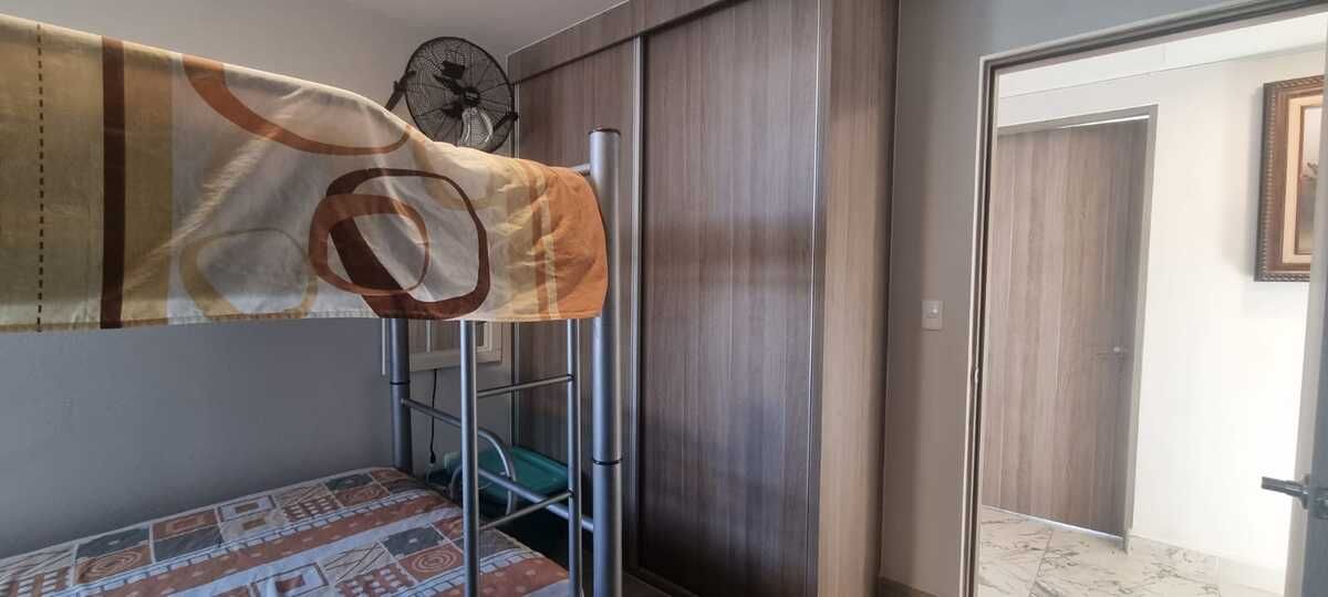 17 de 28: recámara secundaria con clóset