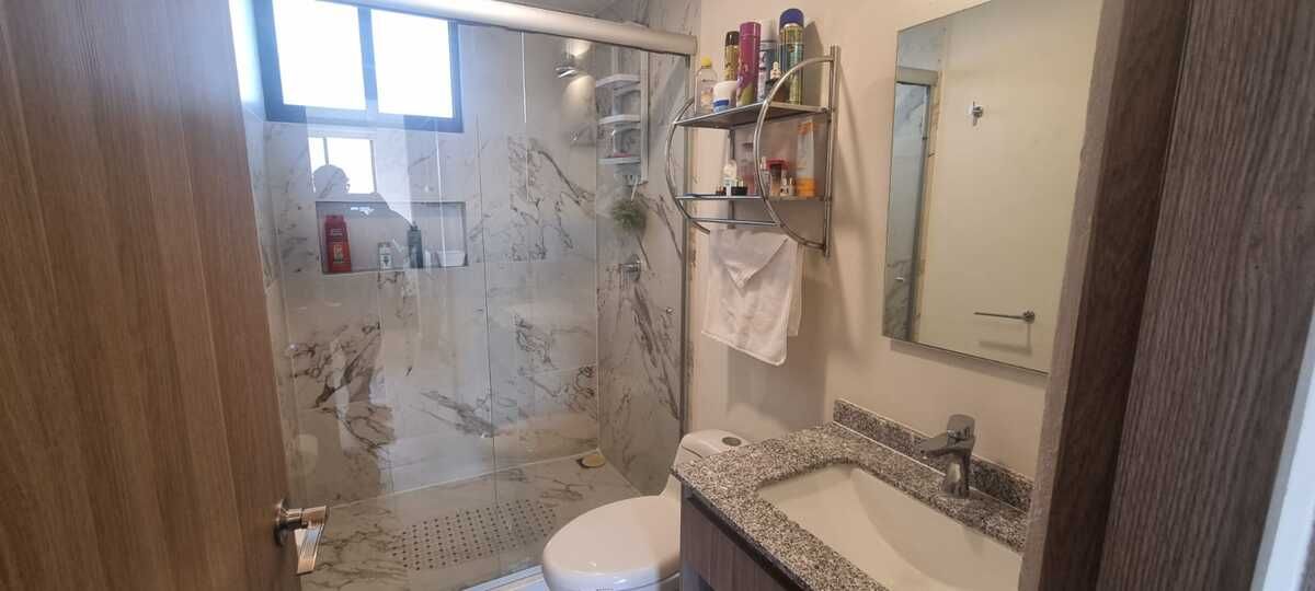 20 de 28: baño completo en recámara principal