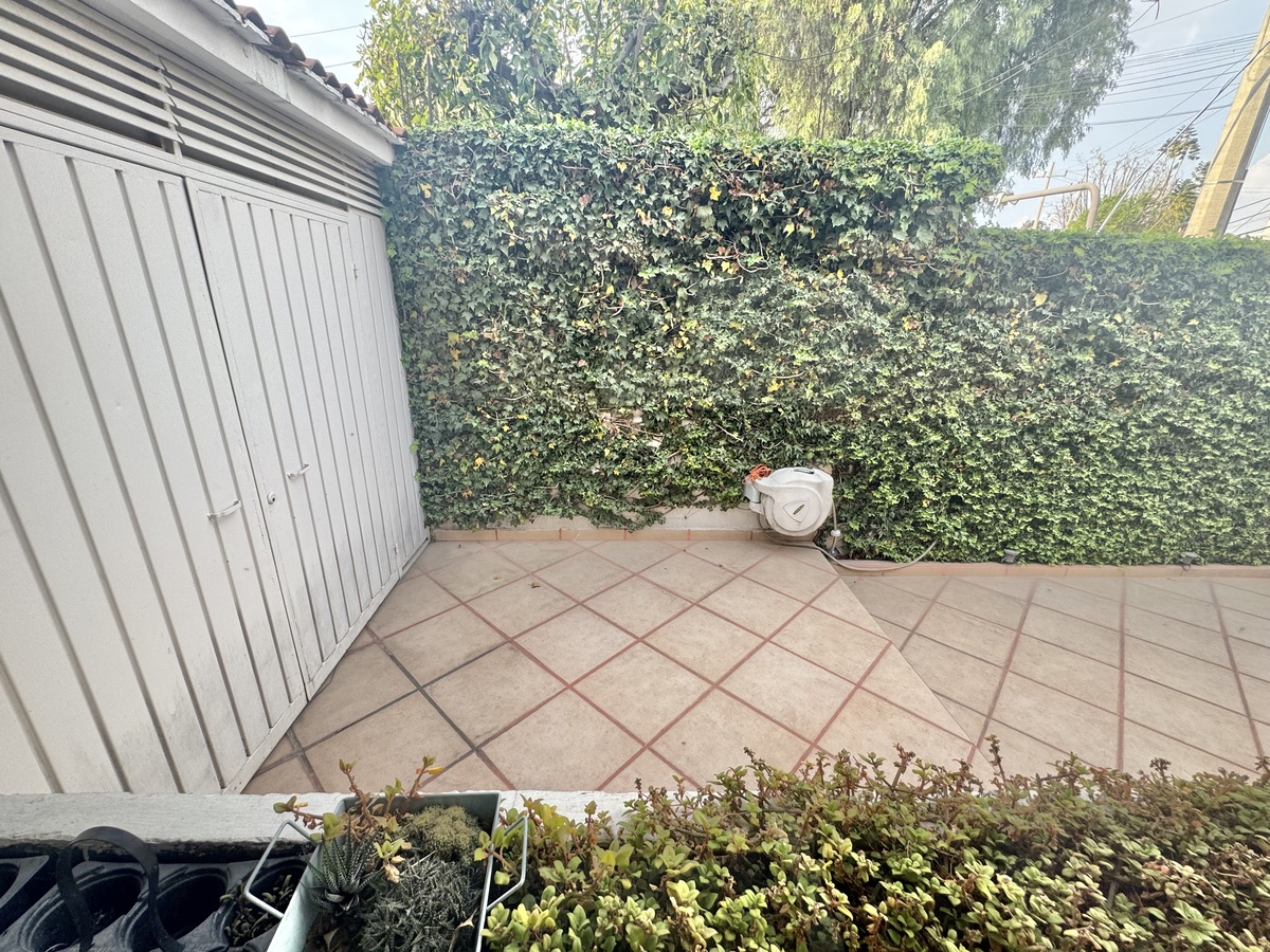 13 de 50: Patio, enorme closet para guardar herramientas, sillas, etc.