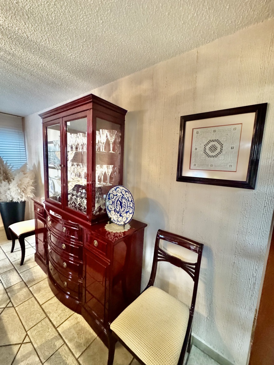 11 de 50: Comedor ofrece holgura suficiente para vitrina y buffet