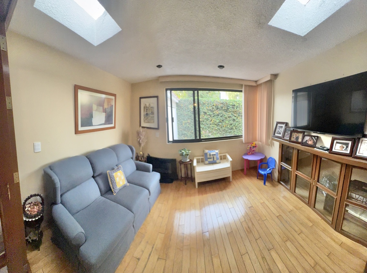 19 de 50: Agradable Sala de estar familiar espaciosa vista a patio