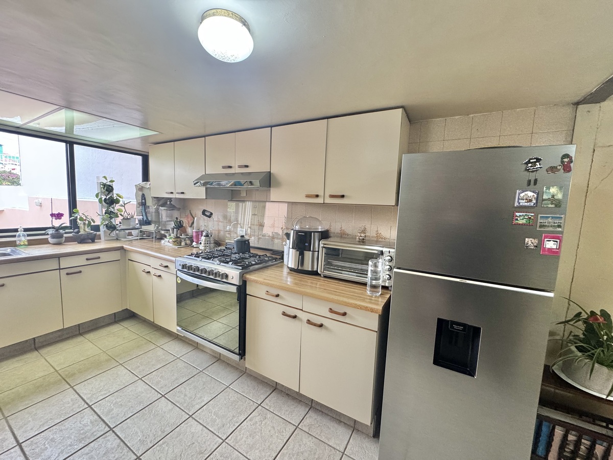 16 de 50: Cocina diseñada funcionalmente con triangulo de oro