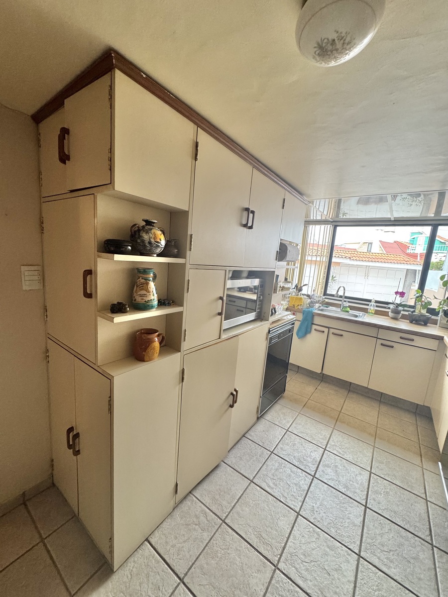 17 de 50: Cocina con torre de hornos, nichos y despensa y linda vista.