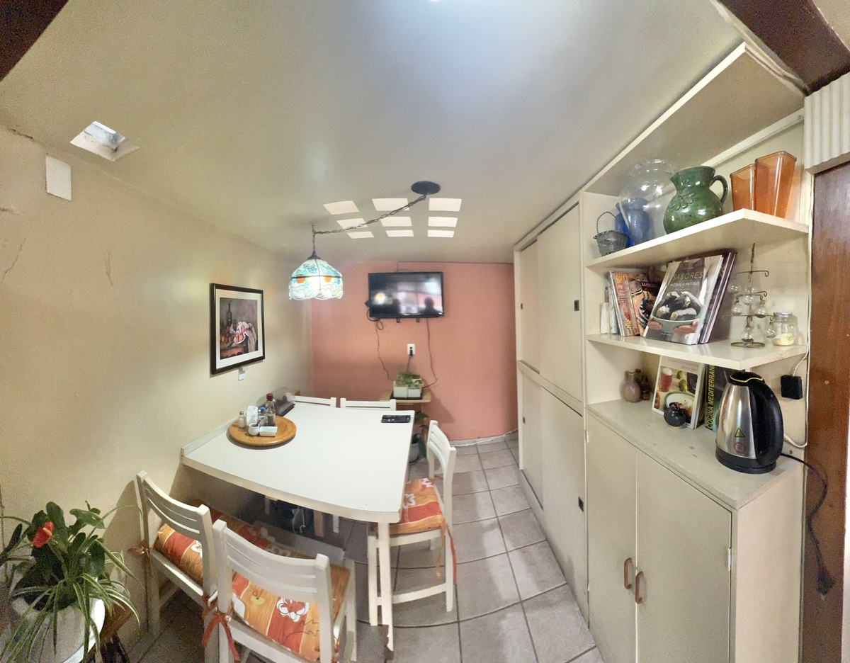 20 de 50: Ante-comedor con alacena y tragaluz