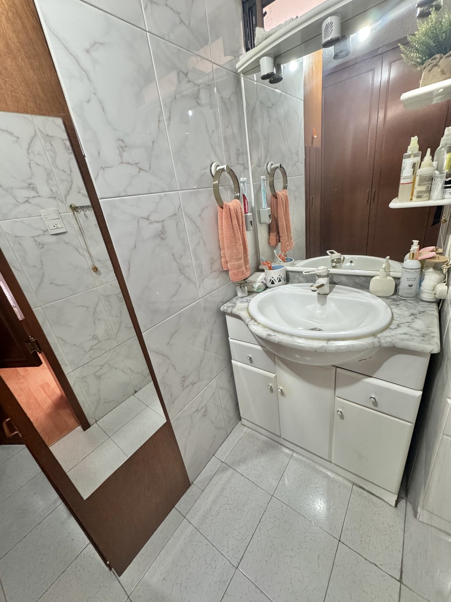 30 de 50: Zona seca con lavabo de impecable gusto