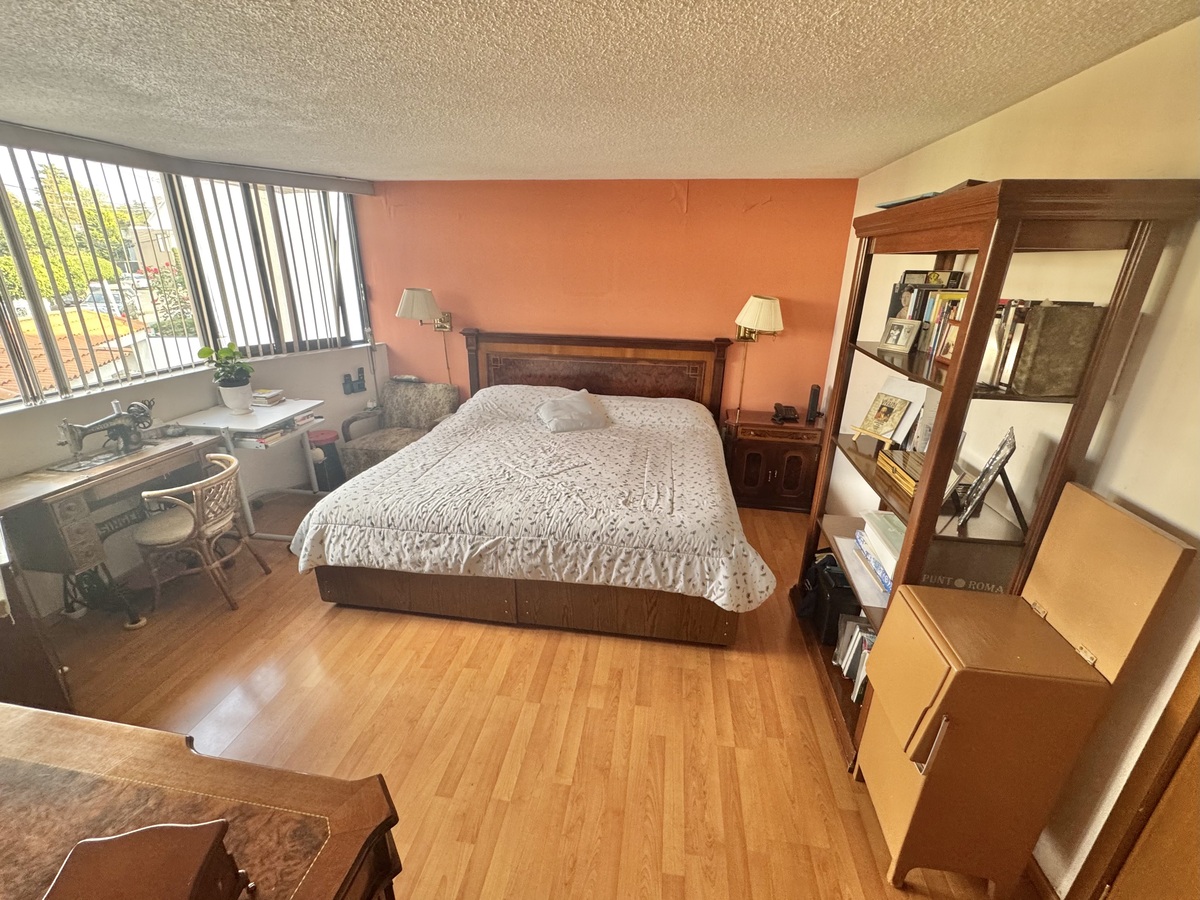 25 de 50: Amplia Master con bay window panorámica a jardine y bello en