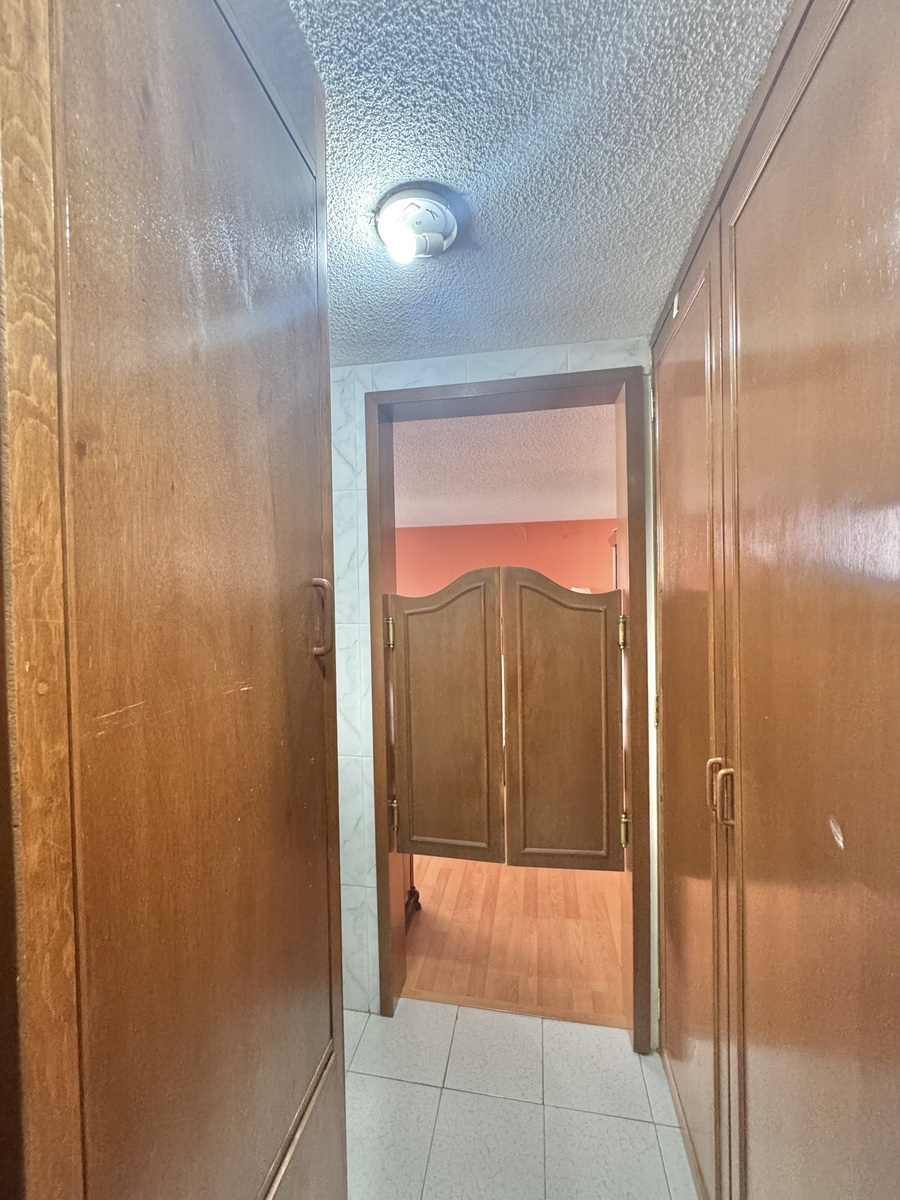 31 de 50: Vestidor con puertas de cantina genera ña privacia adecuada