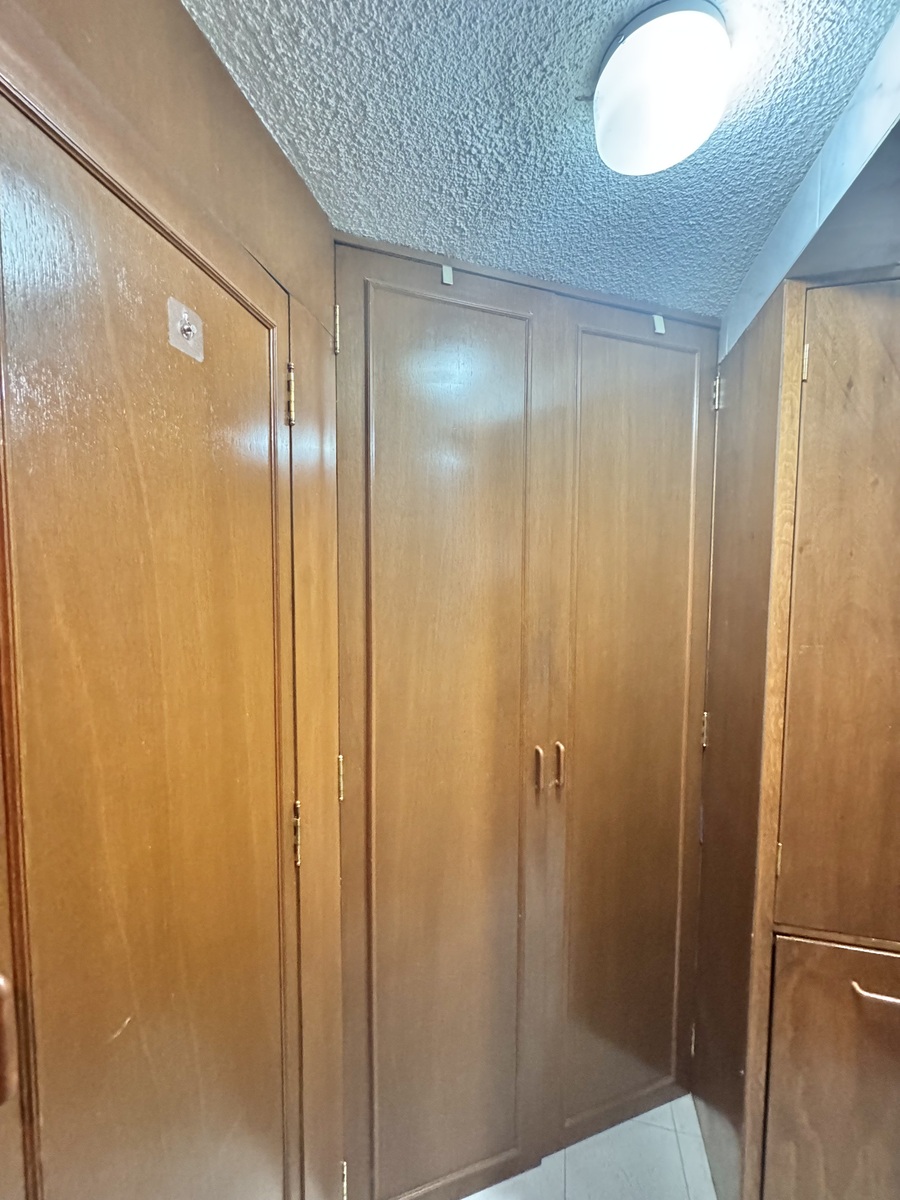 32 de 50: Vestidor de amplia capaciddad de guardado