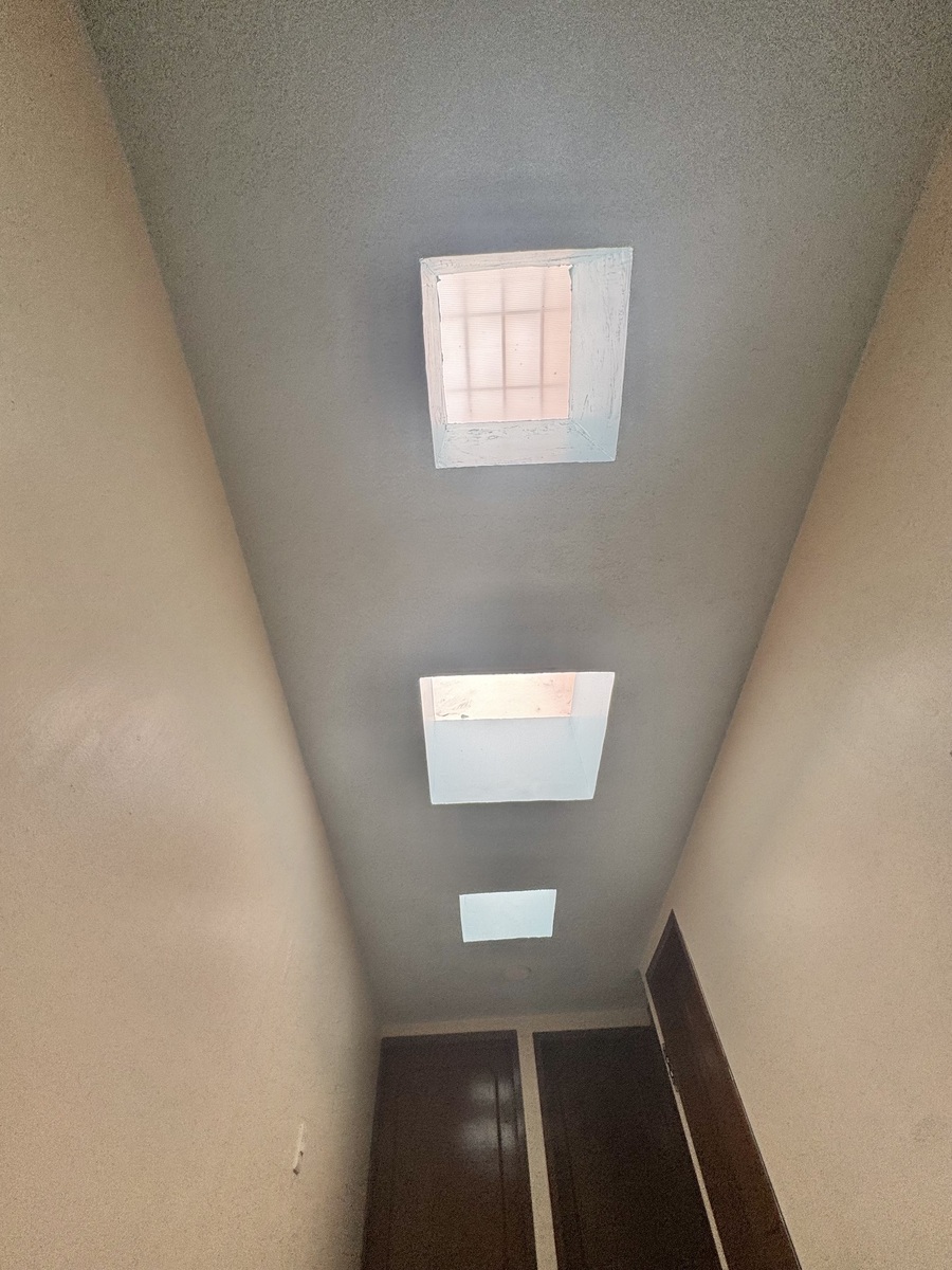 37 de 50: Tragaluces iluminan de luz corredor  galería de zona intima.