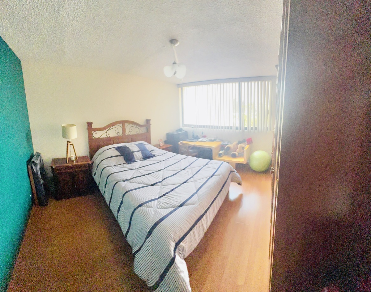 39 de 50: iluminada Tercer Recamara con closet de pared a pared.