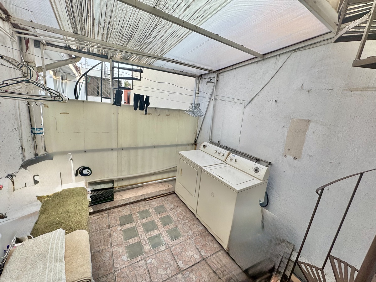 38 de 50: Area de lavado y planchado en zona intima