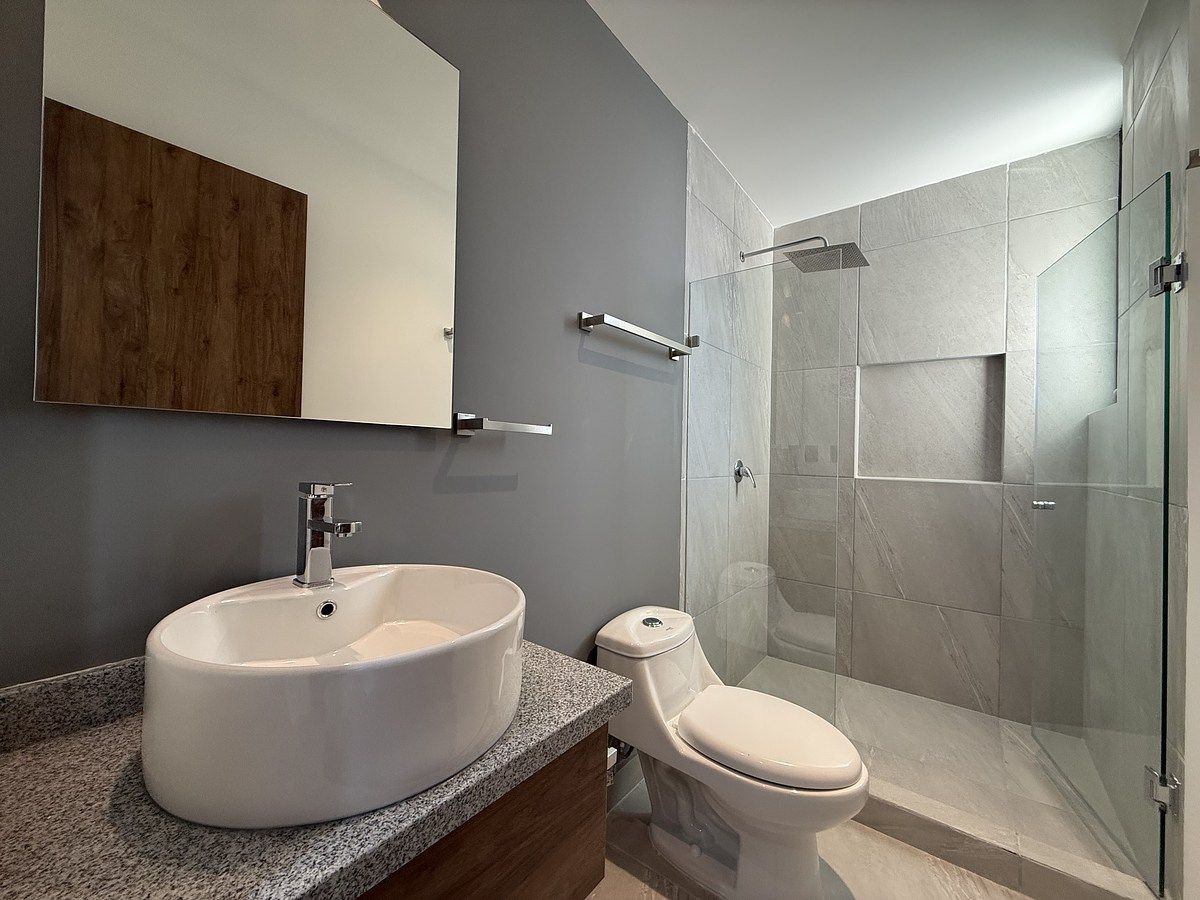 4 of 43: Baño completo en planta baja