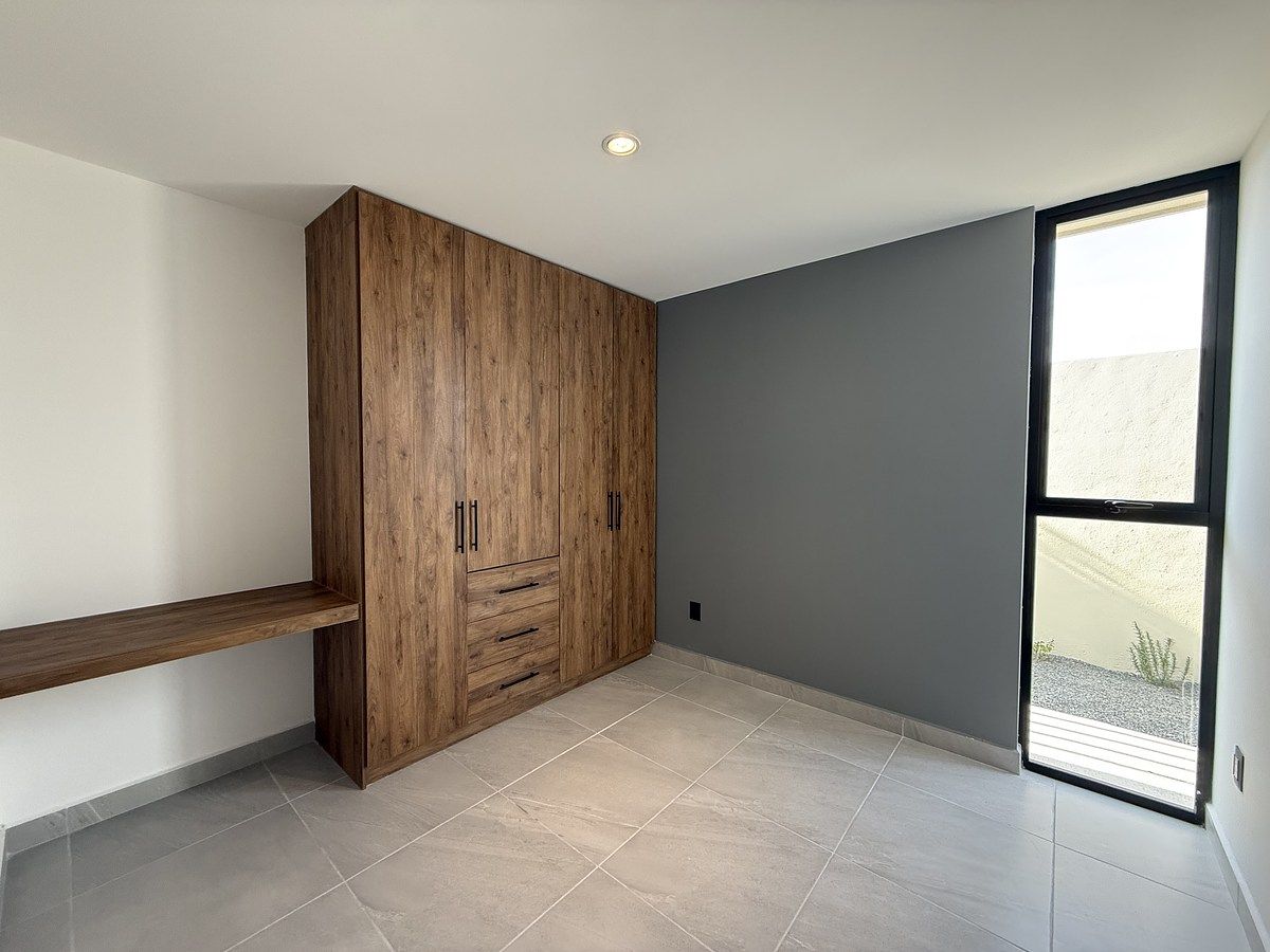 5 of 43: Recámara en planta baja o estudio