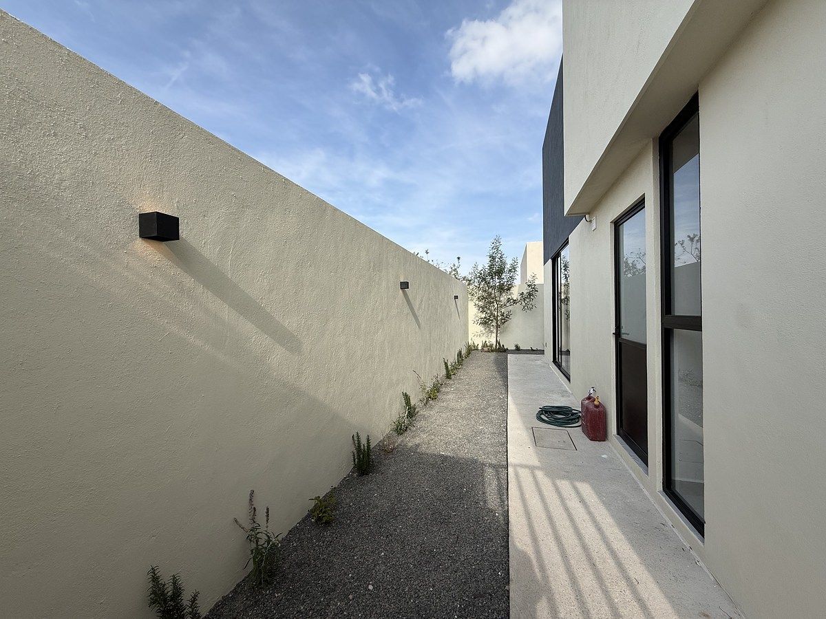 14 of 43: Pasillo lateral