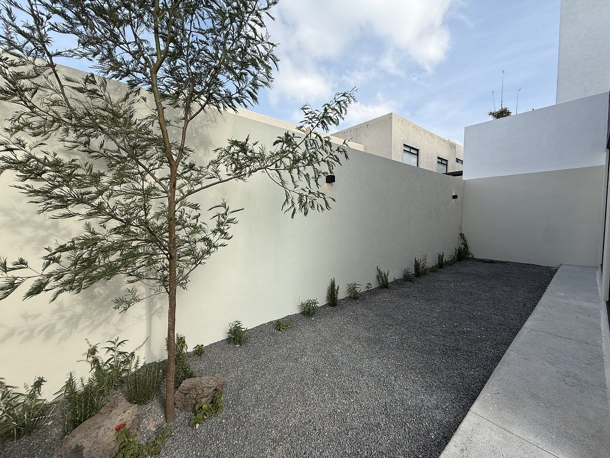 15 of 43: Patio posterior